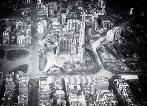 Die Sagrada Família aus der Luft, 3. Dezember 1930 — Walter Mittelholzer, ETH-Bibliothek