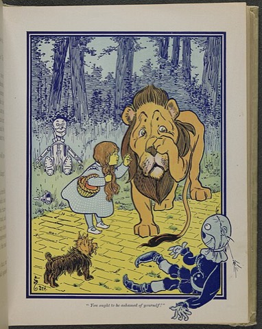 Dorothy stellt den feigen Löwen zur Rede — W. W. Denslow, Erstausgabe 1900