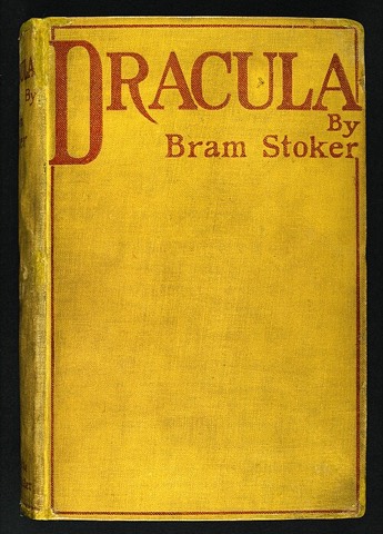 Einband der Erstausgabe, Archibald Constable and Company, London, Mai 1897 — gelbes Leinen, rote Schrift, sechs Shilling