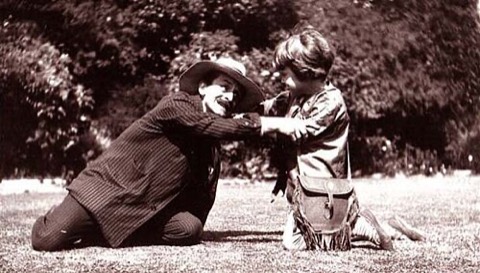 Barrie spielt mit Michael Llewelyn Davies, 1906