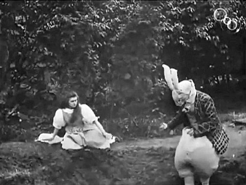 Das weisse Kaninchen im ersten Alice-Film, gedreht 1903 bei Oxford
