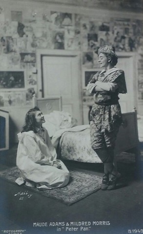 Maude Adams als Peter, Mildred Morris als Wendy im Kinderzimmer — Halls, New York, 1906